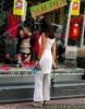 Une belle femme devant la vitrine d'un magasin de lingerie